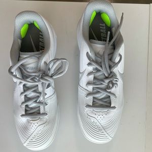 Women’s 6.5 Nike Softball metal cleats